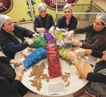  ??  ?? 7 500 yıllık geçmişe sahip mesir macunu, her yıl Nevruz günü yapılan törenlerle Sultan Camisi’nin minareleri­nden halka saçılıyor.
With a history dating back 500 years, the “mesir” paste is distribute­d to the people from the minarets of the Sultan Mosque with ceremonies held each year on Newruz.