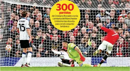  ?? ?? EFECTIVO. Cristiano le ganó el salto a su marcador y anotó su gol 138 en la Champions; nadie tiene más que el delantero del Manchester United.