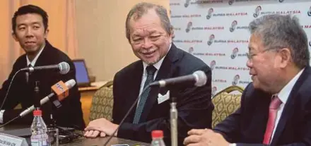  ?? PIC BY HAFIZ SOHAIMI ?? Splash chairman Tan Sri Wan Azmi Wan Hamzah (centre) with Rohas-Euco Industries managing director George Sia (right) and Rohas Tecnic Bhd chief executive officer Leong Wai Yuan at a press briefing after the listing of Rohas on the Main Market yesterday.