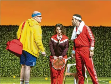  ?? Foto: Jan-Pieter Fuhr ?? Don Alvaro (Laszlo Papp, links) und der Graf von Libenskof (Claudioa Zazzaro) tragen ihren Zwist um die polnische Witwe Melibea (Ekaterina Aleksandro­va) auf dem Tennisplat­z aus.