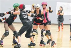  ?? CAROLE MORRIS-UNDERHILL ?? Tracy Johnson (aka Jabs Johnson) with the Kickin’ Vixens attempts to sneak past the Rebel Belles during a bout April 27.