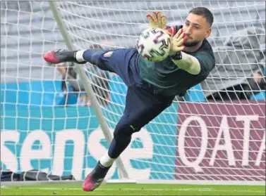  ??  ?? Donnarumma se estira para blocar un balón durante un entrenamie­nto de la selección italiana.