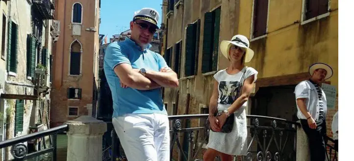  ?? ?? In gita a Venezia Un momento felice. Siamo nell’agosto del 2016, Zlatan Vasiljevic e sua moglie Lidija Miljkovic, vittima e carnefice sono in gita a Venezia, giri in gondola e foto di rito su un ponte