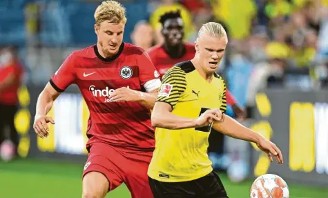  ?? Foto: Tim Groothuis, Witters ?? Martin Hinteregge­r (links, hier gegen Dortmunds Erling Haaland) trifft mit Eintracht Frankfurt auf seinen ehemaligen Klub aus Augsburg.