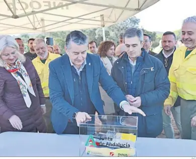  ?? D.C. ?? El consejero de la Junta, Antonio Sanz, sellando ayer la urna de la primera piedra del Cedefo de Algodonale­s.