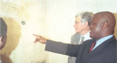 ??  ?? AT THE re-opening of the Palace of Justice in Pretoria in 2002, then Justice Minister Penuell Maduna (right) shared a moment with former Judge President of the Constituti­onal Court Arthur Chaskalson to point out where the Freedom Charter was painted on the wall of an undergroun­d cell where the Rivonia trialists were held during the famous 1964 court case.
| KENDRIDGE MATHABATHE Independen­t Archives