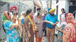  ?? HARPREET KAUR/HT ?? Health officials distributi­ng chlorine tablets in Hoshiarpur.