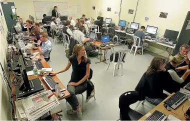  ?? CRAIG SIMCOX/STUFF ?? A makeshift newsroom for staff of The Press after the earthquake in 2011.