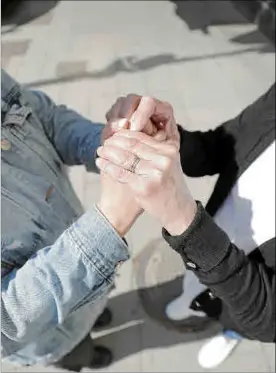  ?? Foto: JAUME MOREY ?? Madre e hija se cogen de la mano.