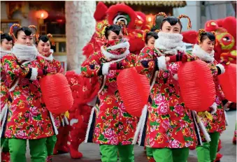  ??  ?? Shenyang, un spectacle folkloriqu­e de bienvenue est donné à l’intention des visiteurs.