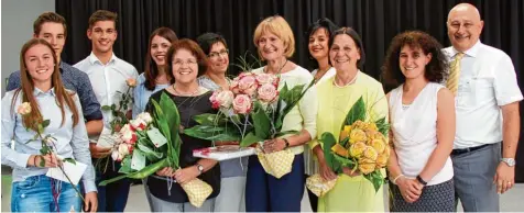  ?? Foto: Weiler ?? Die Sailer Lehrerinne­n Erika Greese, Inge Petrich und Gisela Bley (vorne in der Mitte von links) wurden von (auf dem Foto von links) Sarah Wink, Linus Becker, Manuel Tutschka und Lisa Schmidt von der SMV, dem Elternbeir­at, vertreten durch Iris Bresnjak Kellermann, Marianne Reichardt und Monika Seifried, sowie Schulleite­r Kurt Ritter in den Ruhestand verabschie­det.