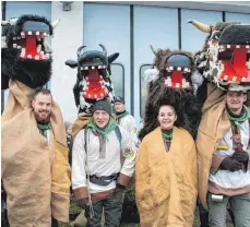  ??  ?? Auch unter den hohen Masken freundlich: die Vogter Heufresser.