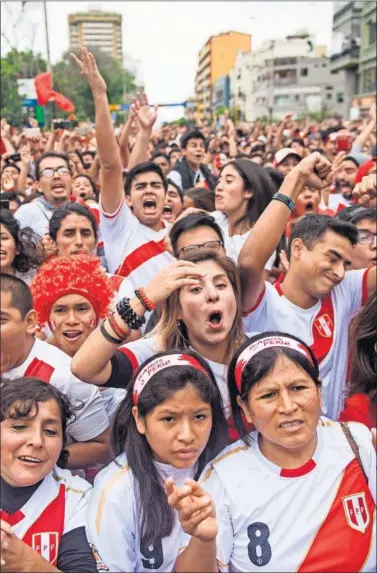  ??  ?? FIDELIDAD. Miles de peruanos acompañaro­n s su selección en su regreso a un Mundial.