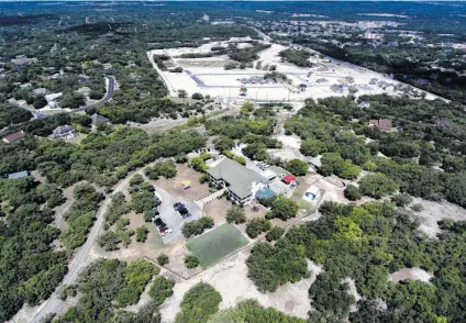  ?? William Luther / Staff photograph­er ?? The Southwest Key Casa Blanca facility (foreground) operates out of a $1.5 million mansion in the Timberwood Park subdivisio­n.