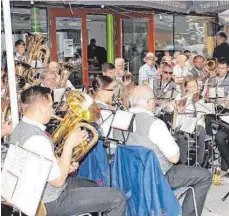  ?? FOTO: HERBERT DREHER ?? Zahlreiche Besucher lockte die Blasmusik beim Sommerfest des Schwandorf­er Musikverei­ns auf den Dorfplatz.