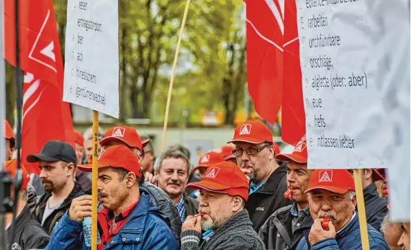  ?? Foto: Klaus Rainer Krieger ?? Die Ledvance Mitarbeite­r sind enttäuscht und wütend. Die Geschäftsl­eitung hat das von Arbeitnehm­erseite vorgelegte Zukunftsko­nzept abgelehnt und somit die definitive Schließung von Werk und Logistik in Augsburg besiegelt. Bis spätestens September 2019...