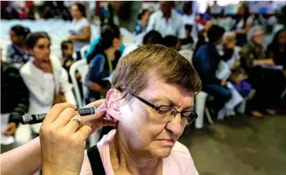  ?? FOTO ?? Con esta donación se benefició casi la mitad de la población con discapacid­ad auditiva de Medellín. Ellos aprendiero­n a usar los aparatos que ahora los acompañará­n a diario.