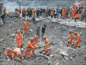  ?? NG HAN GUAN/AP ?? Rescue workers search Sunday for victims of an early Saturday landslide in southweste­rn China’s Xinmo village.