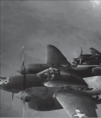  ?? USAF ?? Des P-38 en mission sur le Sud de la France. Au premier plan, deux machines du 38th FS du 55th FG ; à l’arrière-plan, un P-38J du 38th FS du 55th FG.