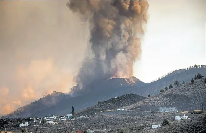  ?? DESIREE MARTIN/AFP ?? Las erupciones de ayer en el volcán Cumbre Vieja