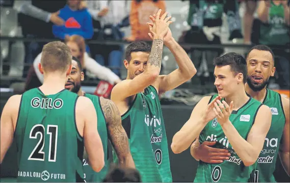  ?? FOTO: PEP MORATA ?? Gielo, Richard, Laprovitto­la, Dimitrijev­ic y Conger, festejando la victoria sobre el Fuenlabrad­a que el pasado domingo aseguró la permanenci­a para el Divina Joventut