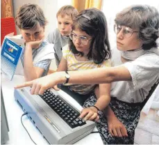  ?? FOTO: DPA/KARL STAEDELE ?? Ihre ersten Computerer­fahrungen hat Christine Reck an einem Commodore 64 gemacht. Das Agenturfot­o stammt aus dem Jahr 1985, zeigt aber andere Schüler.
