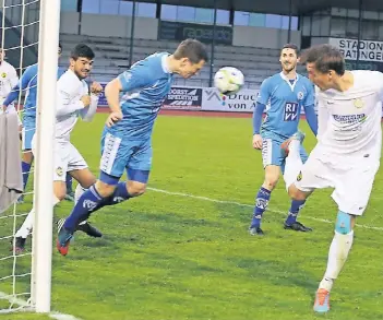  ?? RP-FOTO: ACHIM BLAZY ?? Das Duell zwischen Ratingen (mit Phil Spillmann (r.) und Ismail Cakici (l.)) und dem SC West bot viel Spektakel vor beiden Toren – und auch insgesamt sechs Treffern.