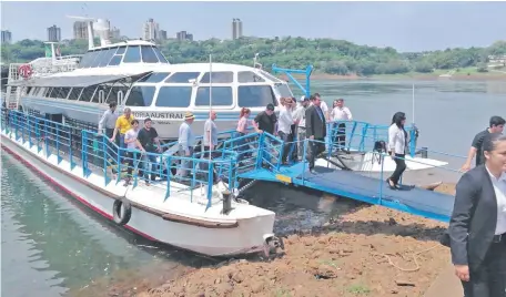  ??  ?? Los paseos en el catamarán son uno de los atractivos que se suman para fortalecim­iento del turismo de reuniones.