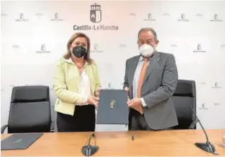  ?? JCCM ?? Un momento de la firma del convenio firmado entre Garde y Rodríguez