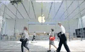  ?? BLOOMBERG ?? Apple retained its position as the world’s most valuable company, with a 15% increase in market capitaliza­tion to $2.4 trillion.