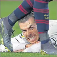  ??  ?? Bale se lamenta en el pasado Clásico del Camp Nou.