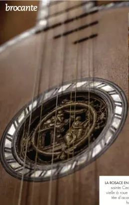  ??  ?? LA ROSACE EN IVOIRE d’une guitare baroque du XVIIIe représenta­nt sainte Cecile, patronne des musiciens, la tête sculptée d’une vielle à roue de la même époque tout comme la colonne sculptée d’acanthes de cette harpe ayant appartenu à la...