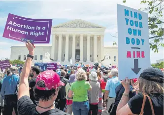  ?? EFE ?? Las escalinata­s del Tribunal Supremo en Washington se convirtier­on en escenario de la protesta.