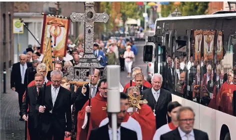  ?? RP-FOTO: MARKUS VAN OFFERN ?? Blick auf die Prozession zum Kreuzfest nach der heiligen Messe in der Kranenburg­er Kirche.