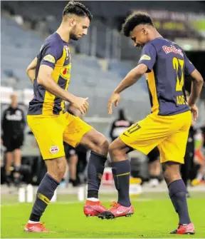  ?? BILD: SN/GEPA ?? Dominik Szoboszlai (l.) und Karim Adeyemi beim Coronajube­l.