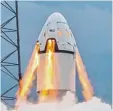  ??  ?? Die Dragon  Raumkapsel hat das Unter  nehmen SpaceX bereits mehrmals er  probt. Im kommenden Jahr soll es Passa  giere einmal um den Mond fliegen.