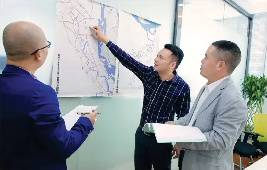  ?? JIANG KEHONG / XINHUA ?? An executive of a tech company (middle) addresses queries from Industrial Bank employees on a project that was supported by the bank’s green financing product in Fuzhou, capital of Fujian province.