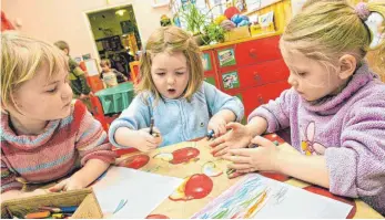  ?? FOTO: KARL-JOSEF HILDENBRAN­D/DPA ?? Für die Kinderbetr­euung müssen Eltern in Uttenweile­r ab nächstem Kindergart­enjahr etwas tiefer in die Tasche greifen.