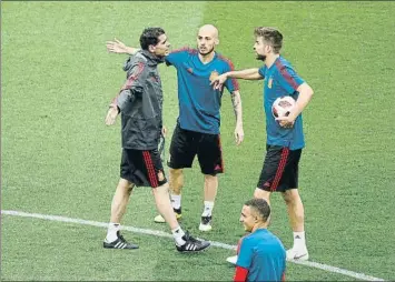  ?? FOTO: JA Gª SIRVENT ?? Fernando Hierro discute con Piqué y David Silva en un rondo en la sesión de ayer en Moscú