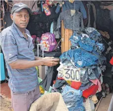  ??  ?? 400 000 Tonnen Gebrauchtk­leidung importiere­n die afrikanisc­hen Staaten. Sie wird – wie hier auf dem Toi-Markt in Nairobi – weiterverk­auft.