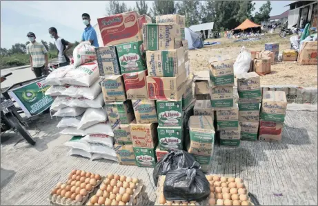  ?? Picture: AP ?? HUMANITARI­AN CRISIS: Food supplies awaiting distributi­on to ethnic Rohingya and Bangladesh­i migrants at a temporary shelter in Langsa, Aceh province, in Indonesia yesterday. Boatloads of more than 2 000 migrants, ethnic Rohingya Muslims fleeing...