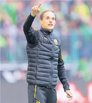  ??  ?? Wegweiser bei Borussia Dortmund: Trainer Thomas Tuchel steht zumindest für das letzte Saisonspie­l und das Pokalfinal­e in Berlin noch für den BVB an der Seitenlini­e.