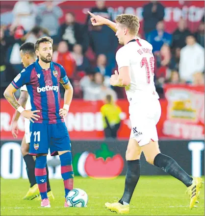  ?? Foto Afp ?? ▲ El delantero del Sevilla Luuk de Jong anotó el único gol del juego ante Levante.