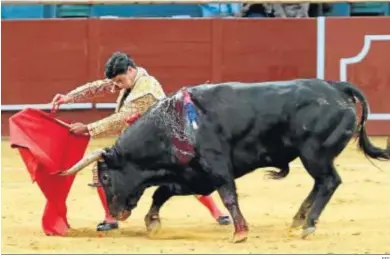  ?? EFE ?? Pablo Aguado durante su labor ayer en Vistalegre, donde sumó un balance de ovación tras un aviso y silencio.