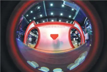  ?? LI ZHONG / FOR CHINA DAILY ?? A fish-eye view of customers experienci­ng ‘New Retail’ hall of Tmall in Hangzhou in October.