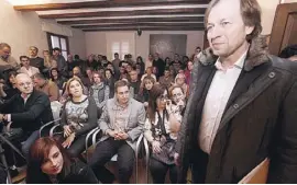  ??  ?? Protagonis­t Isidoro Mollá (rechts) und Ex-Bürgermeis­ter Juan Bautista Roselló (Dritter von links) in der Rolle eines Zuschauers.