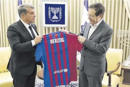  ?? FCB ?? Joan Laporta se encuentra de visita institucio­nal en Israel y ayer se reunió con el presidente, Isaac Herzog, con quien mantuvo un encuentro muy cordial.
//