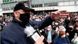  ??  ?? Блогер Сергей Тихановски­й на митинге в Минске