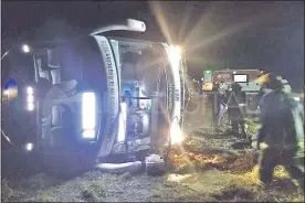  ??  ?? El colectivo paraguayo volcó a un costado de la Ruta 11 de Argentina, en la zona de San Justo, provincia de Santa Fe, a 780 kilómetros de Asunción.