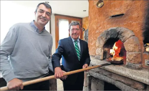  ??  ?? BUENA RELACIÓN. Javier Guillén, director de la Vuelta a España, y César Rico, en el encuentro con As en el Asador El Chuleta de Roa.